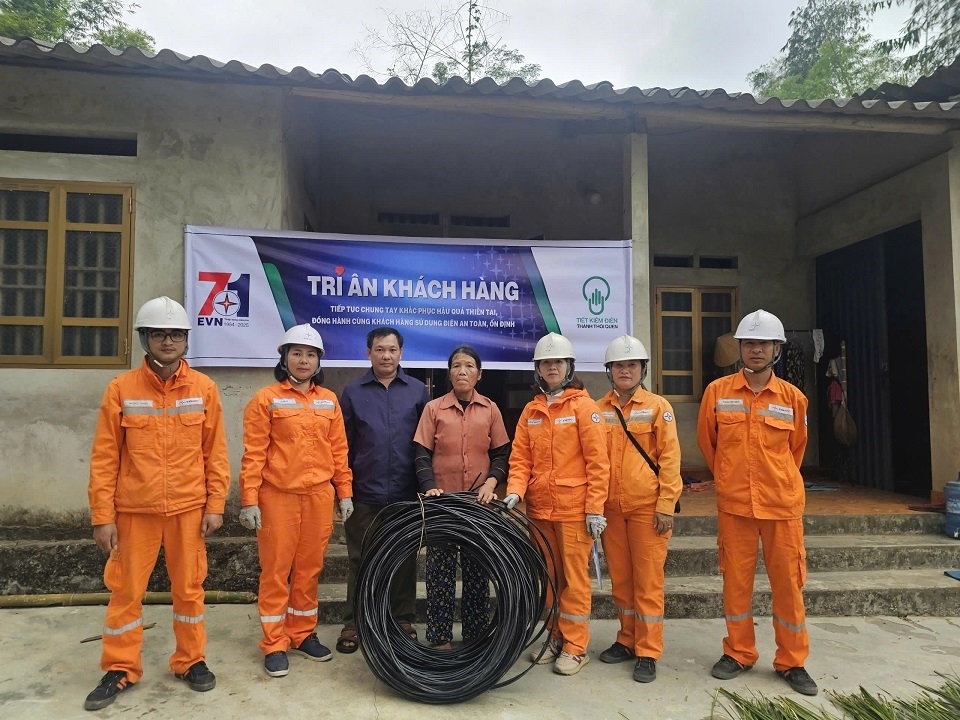 Hàng trăm hộ gia đình khó khăn được Công ty Điện lực Thái Nguyên kiểm tra, sửa chữa, lắp đặt hệ thống điện sinh hoạt miễn phí