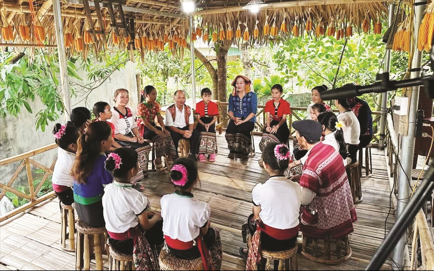  Nghệ nhân Sầm Thị Xanh (người đội khăn trên đầu) truyền dạy chữ Thái cổ. Ảnh: Lữ Nghĩa