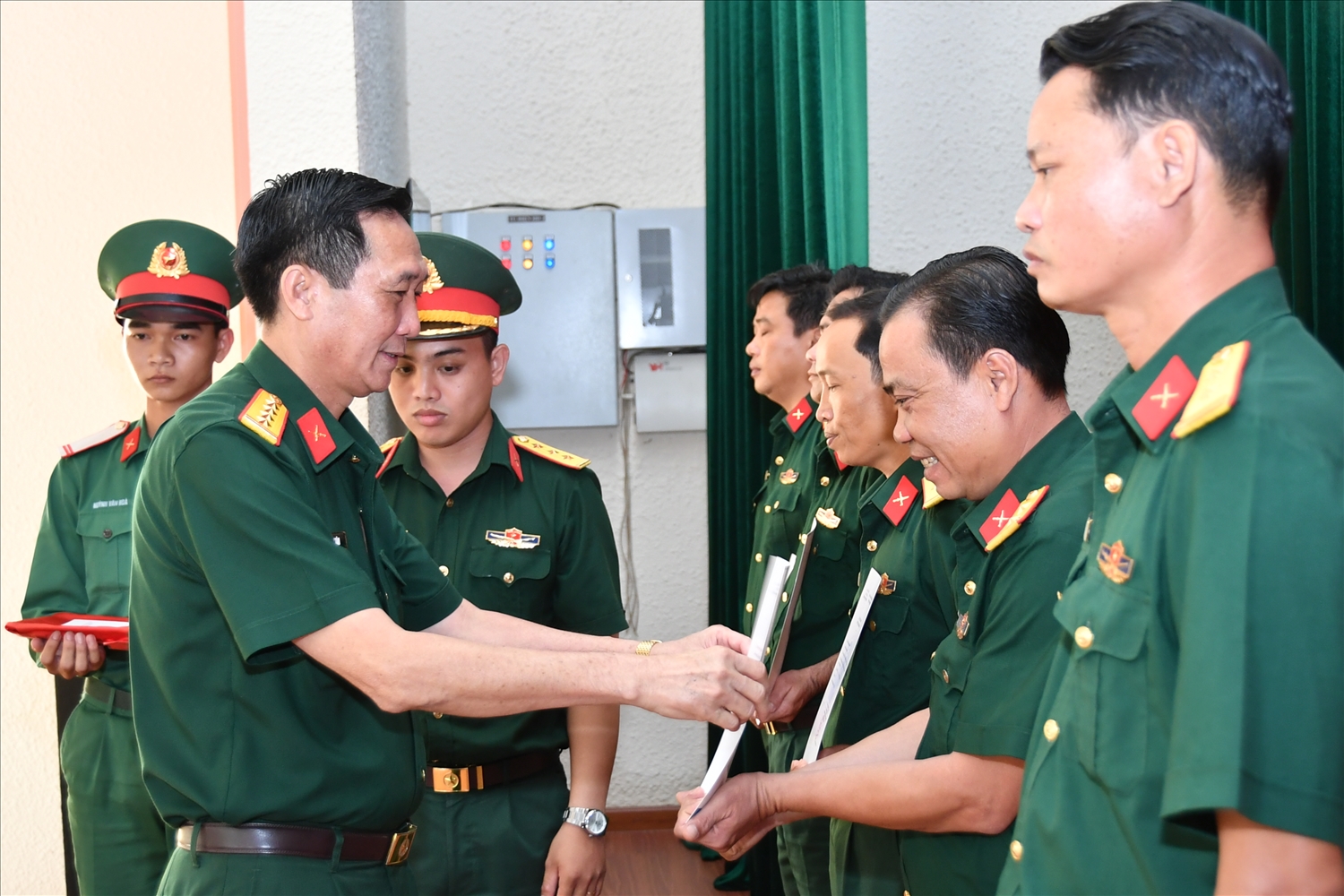 Đại tá Cao Minh Tâm, Phó Chính ủy Bộ CHQS tỉnh trao giấy chứng nhận cho các học viên hoàn thành khóa tập huấn.