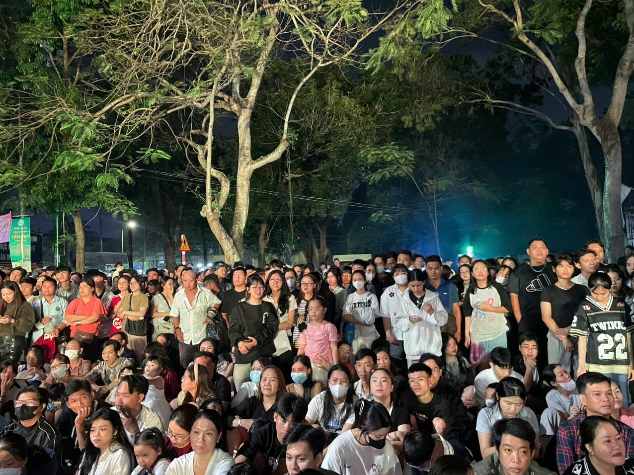 Người dân Cần Thơ đổ ra đường chờ đợi thời khắc bước sang năm mới 2026