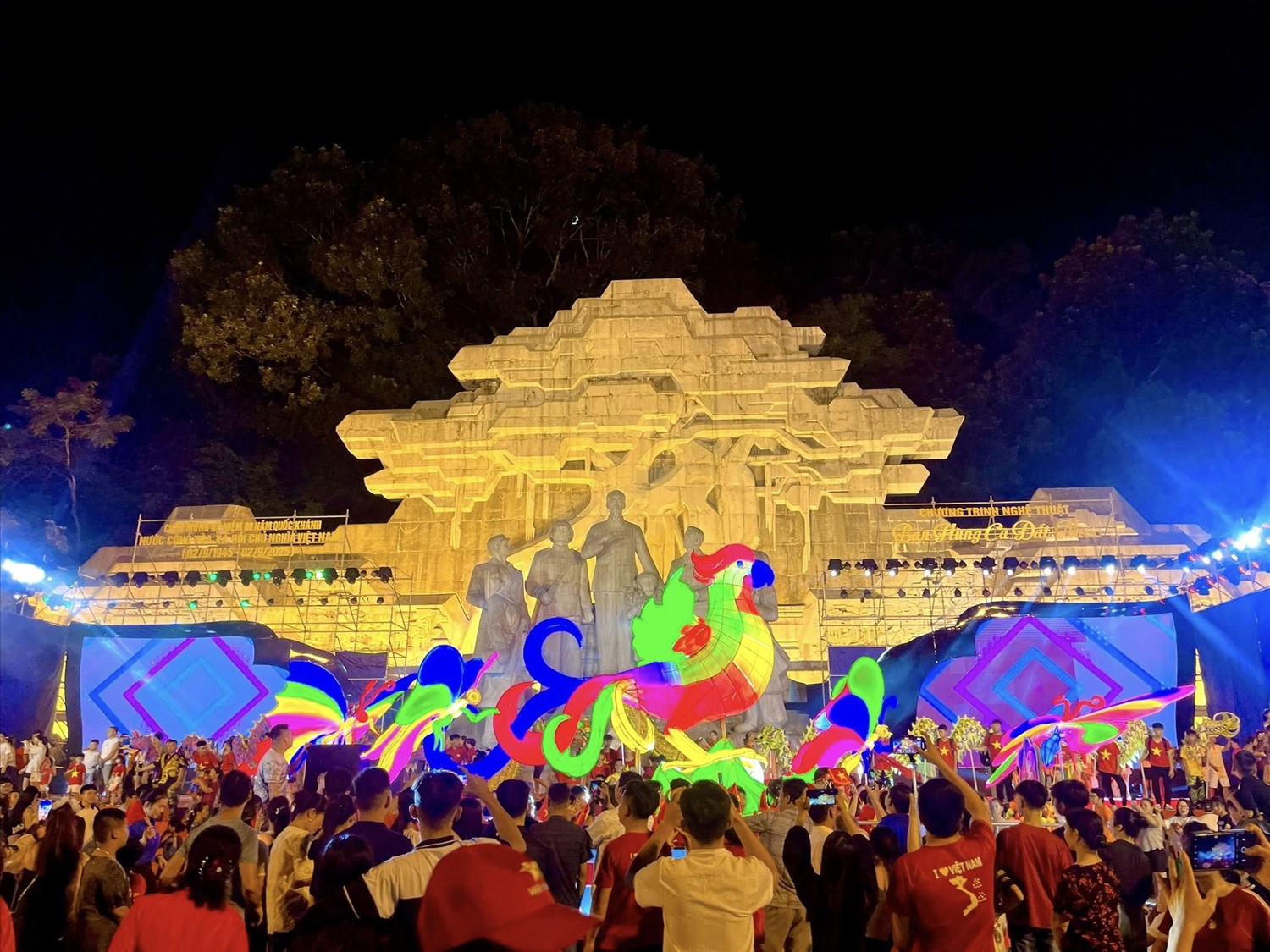 Chương trình Đêm hội Thành Tuyên năm 2025 thu hút đông đảo khách du lịch