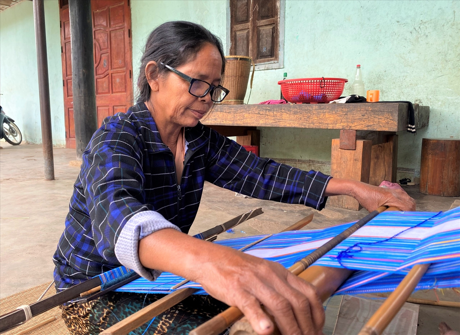 Đồng bào Ba Na làng Kon K’tu, xã Đăk Rơ Wa giữ nghề dệt truyền thống để phục vụ khách du lịch. Ảnh: Ngọc Chí