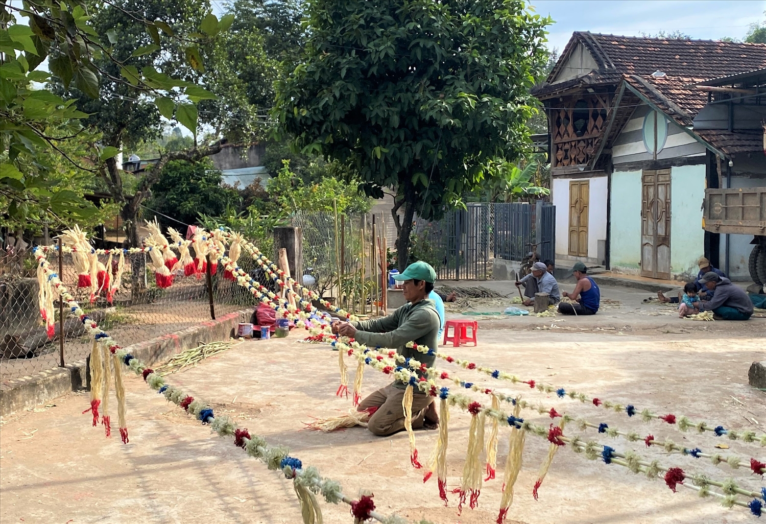 Cũng chính từ việc phát triển du lịch đã nâng cao ý thức, trách nhiệm của đồng bào Ba Na ở làng Kon K’tu trong việc gìn giữ các giá trị văn hóa truyền thống. Ảnh: Ngọc Chí 