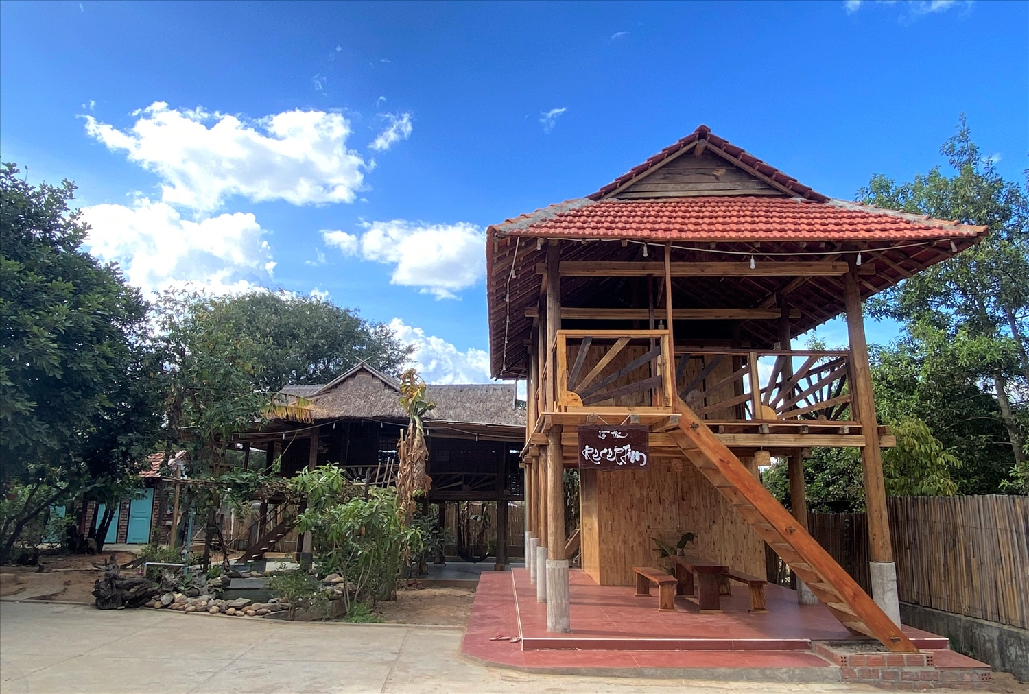 Người dân thôn Kon Jơ Dri, xã Đăk Rơ Wa đầu tư làm nhà sàn truyền thống để phục vụ khách du lịch. Ảnh: Ngọc Chí