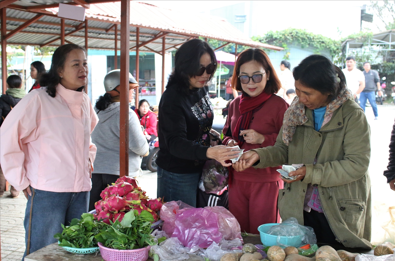 Đồng bào DTTS bày bán các sản phẩm nông nghiệp tại Chợ phiên xã Đăk Rơ Wa. Ảnh: Ngọc Chí