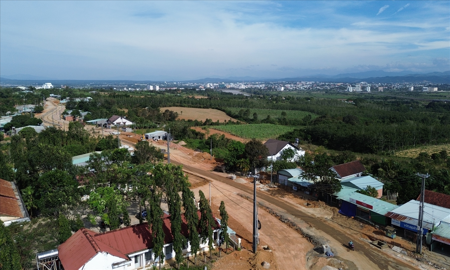 Các công trình đang được đầu tư xây dựng sẽ tạo điều kiện cho xã Đăk Rơ Wa cơ bản đạt chuẩn nông thôn mới nâng cao vào năm 2030. Ảnh: Ngọc Chí