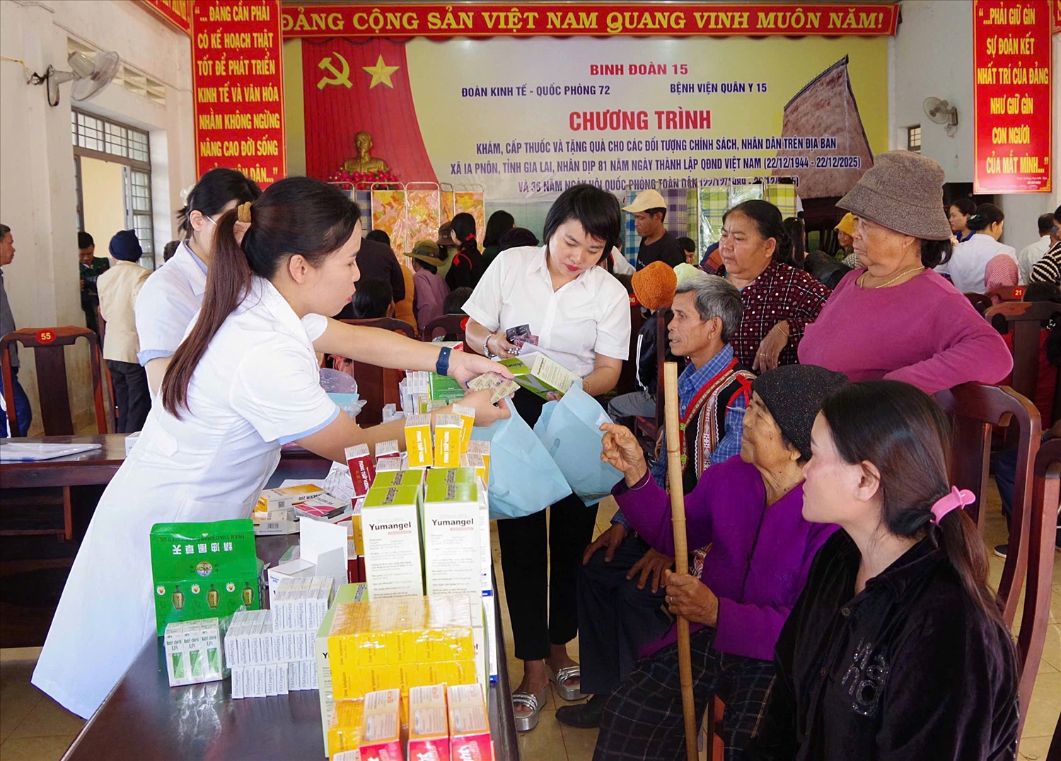 Y, bác sĩ phát thuốc, dặn dò, hướng dẫn người dân cách chăm sóc sức khỏe, phòng tránh bệnh tật