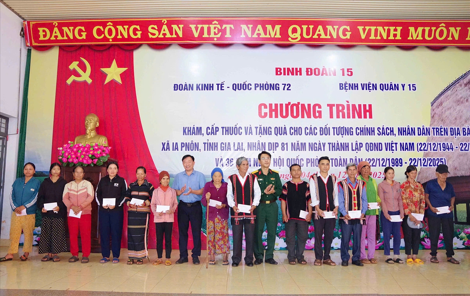 Lãnh đạo Bệnh viện Quân y 15 và Đoàn Kinh tế - Quốc phòng 72 trao quà cho già làng, trưởng thôn, hộ gia đình chính sách