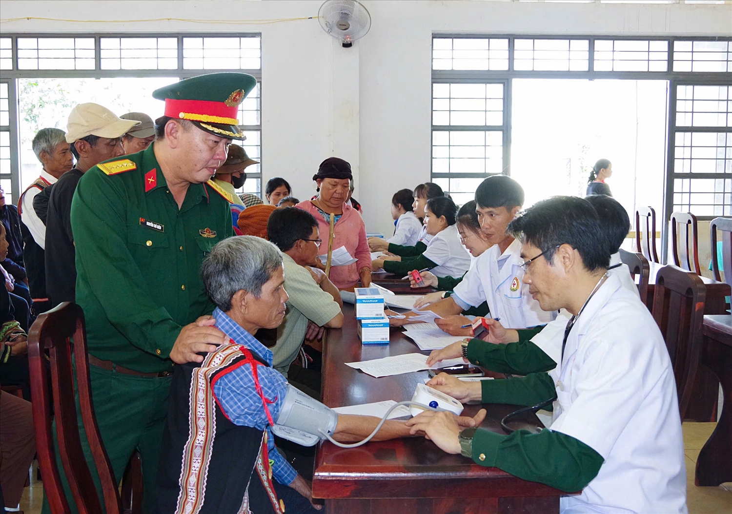 Các y, bác sĩ đã khám và tư vấn sức khỏe cho người dân vùng biên giới Ia Pnôn