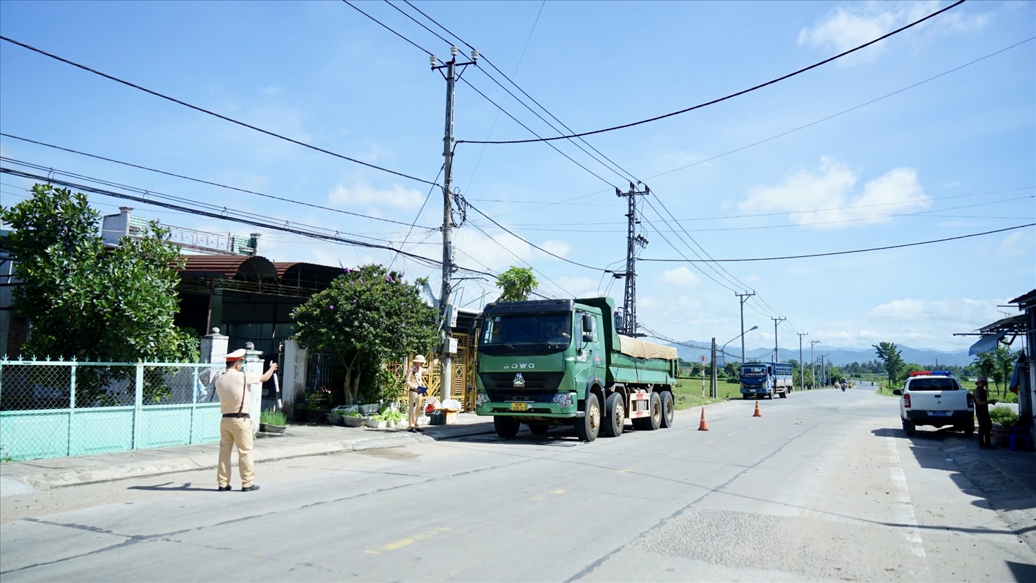 Công an tỉnh Gia Lai huy động tối đa lực lượng, phương tiện, chú trọng các tuyến đường trọng điểm... xử lý triệt để các xe vi phạm quá tải trọng 