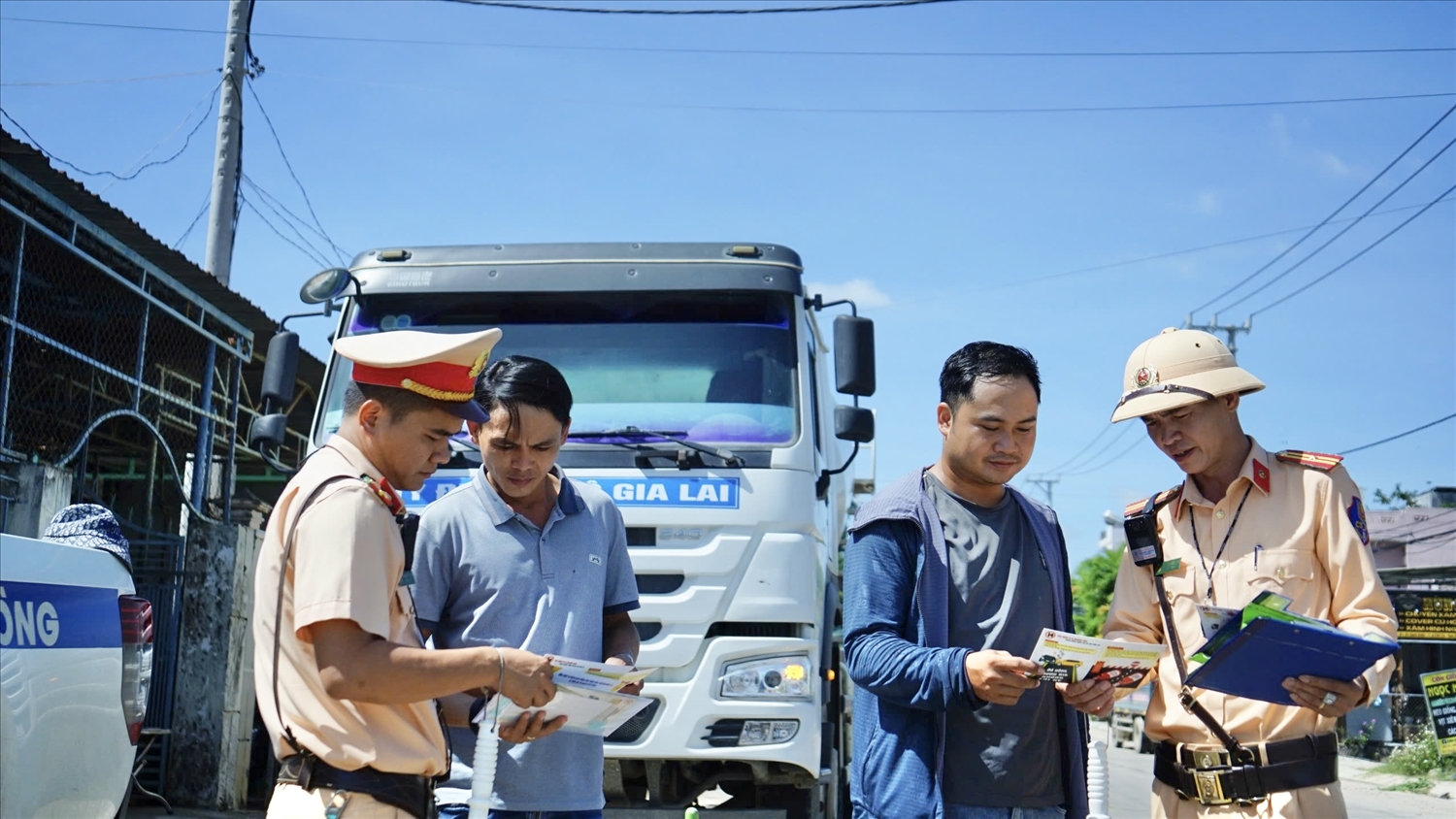 Lực lượng CSGT tuyên truyền, nâng cao ý thức chấp hành pháp luật về tải trọng, bảo đảm trật tự ATGT cho chủ xe, lái xe