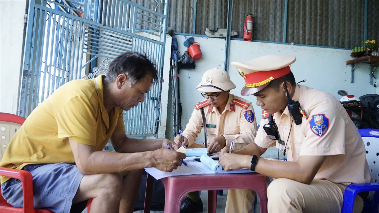 Lực lượng CSGT làm việc với tài xế vi phạm