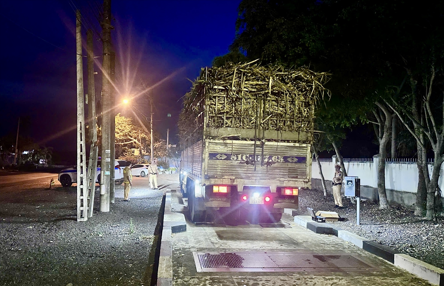 Lực lượng chức năng siết chặt kiểm soát xe quá tải trong mùa thu hoạch mía 2025 – 2026