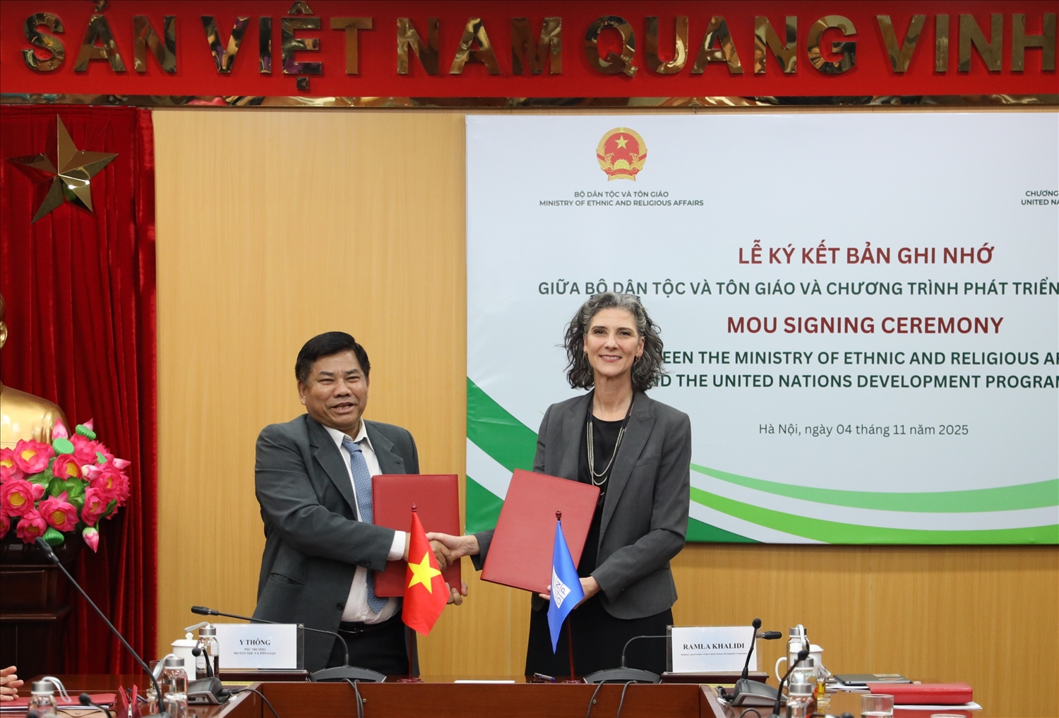 Thứ trưởng Bộ Dân tộc và Tôn giáo Y Thông và Trưởng đại diện thường trú UNDP tại Việt Nam Ramla Khalidi trao đổi Bản Ghi nhớ hợp tác