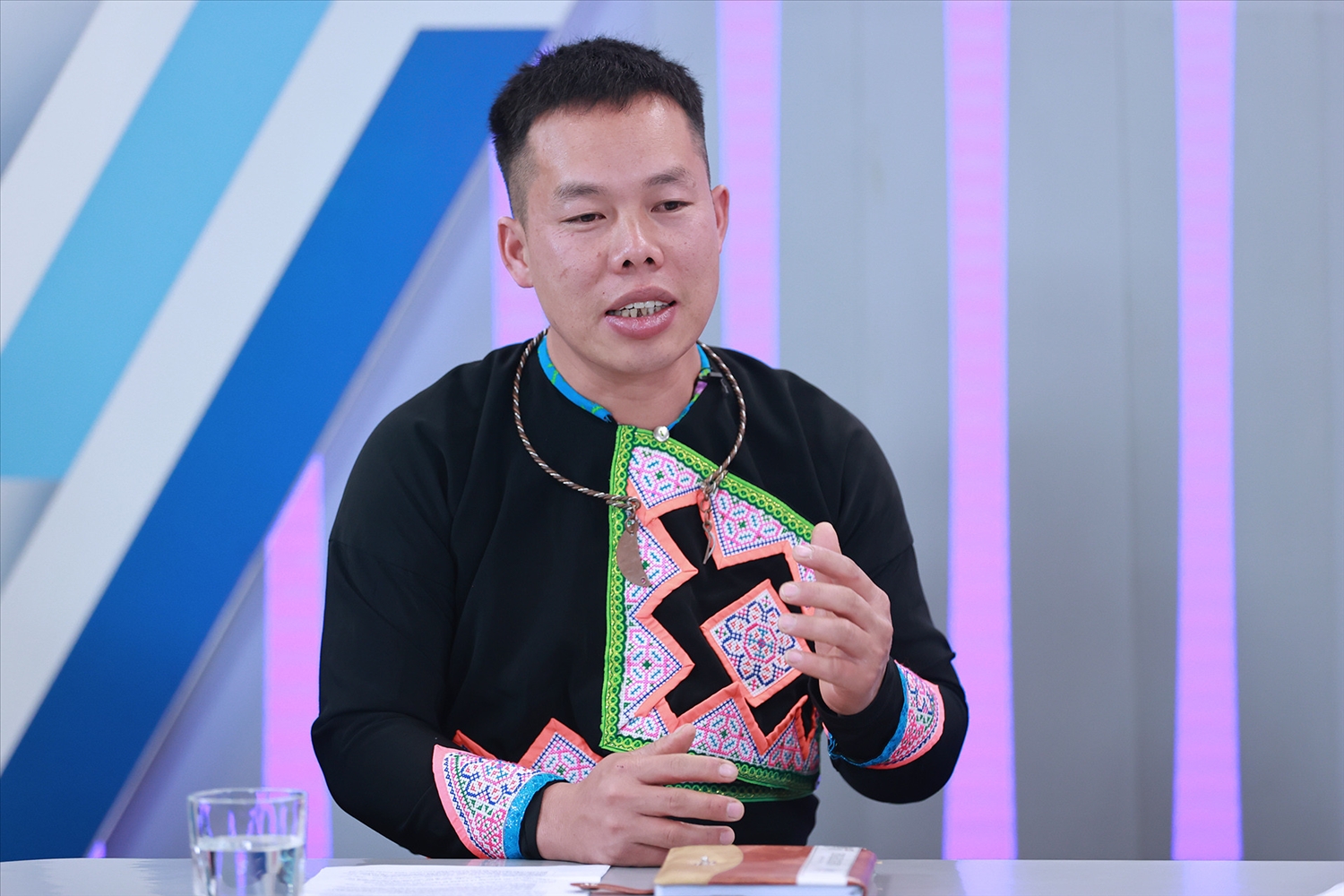 Vừ A Ly, dân tộc Mông, sinh sống tại bản Hang Trùng, xã Vân Hồ, tỉnh Sơn La