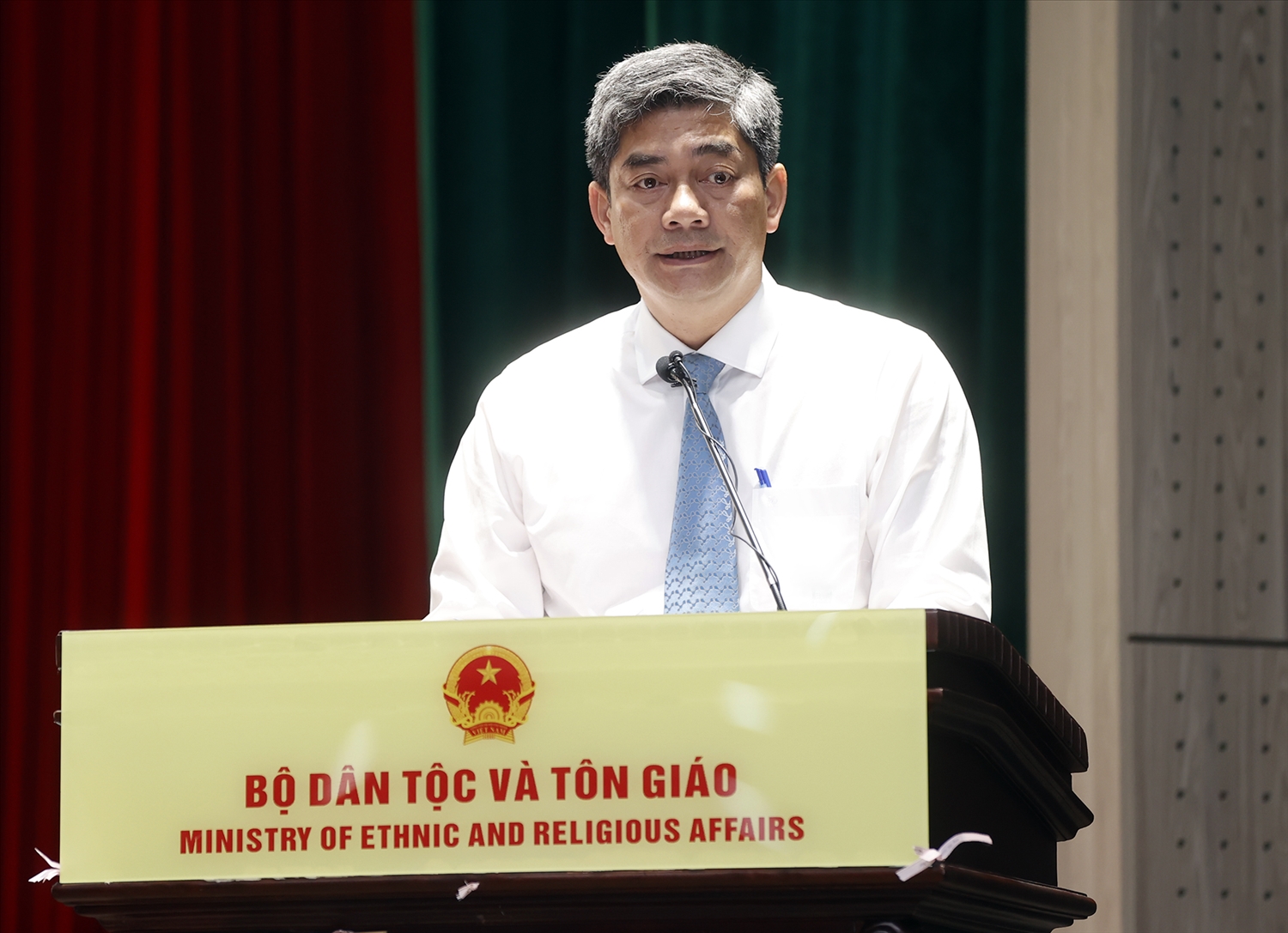 Uỷ viên dự khuyết Ban Chấp hành Trung ương Đảng, Phó Bí thư Thường trực Đảng uỷ, Thứ trưởng Bộ Dân tộc và tôn giáo Y Vinh Tơr phát biểu chỉ đạo tại Hội nghị 