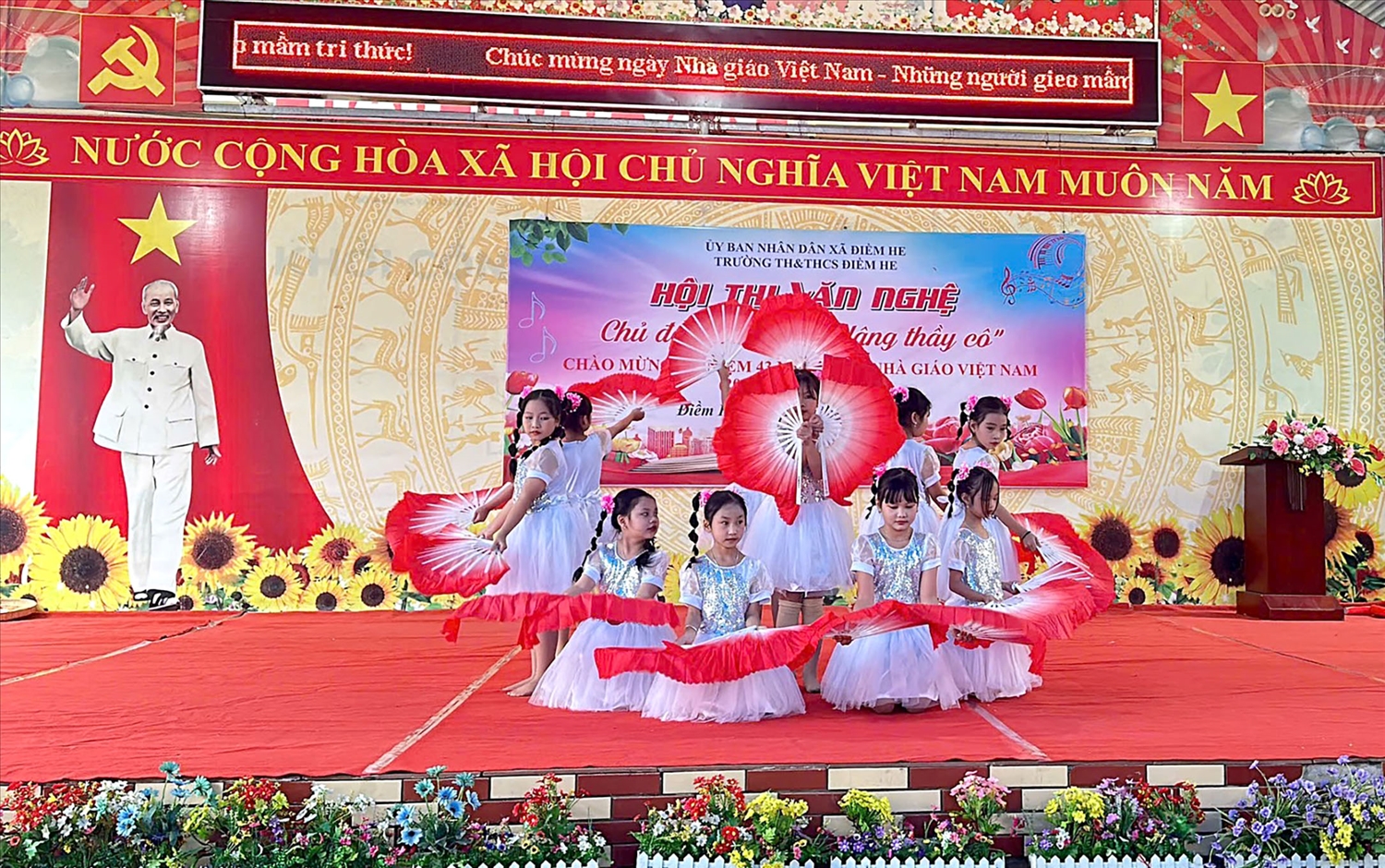 Trường TH&THCS Điềm He tổ chức hội thi văn nghệ với chủ đề “Tiếng hát dâng thầy cô”. 