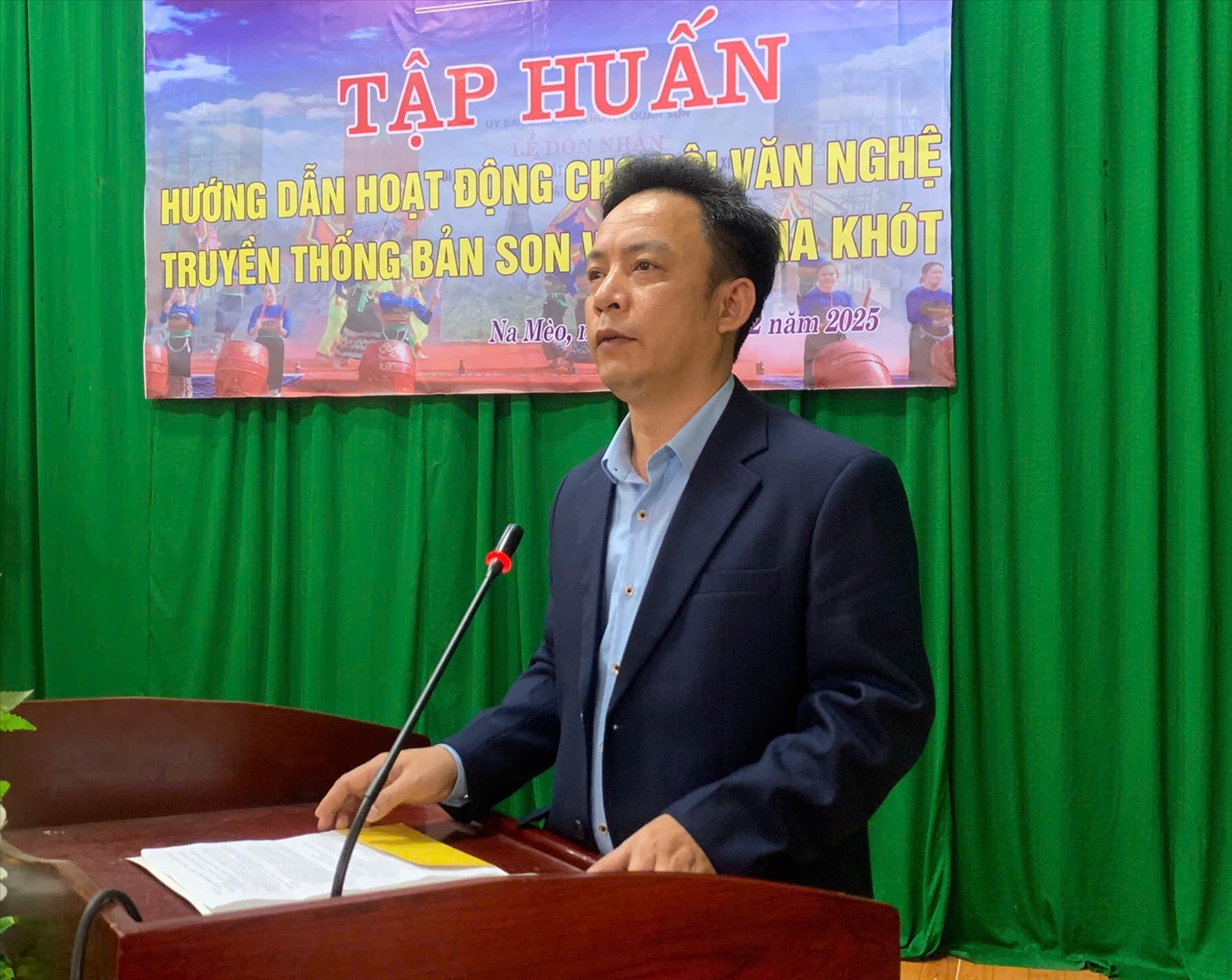 Ông Lê Văn Thơ, Phó Chủ tịch UBND xã Na Mèo, phát biểu khai mạc lớp tập huấn đội văn nghệ truyền thống, nhấn mạnh gắn bảo tồn văn hóa Thái với phát triển du lịch cộng đồng.