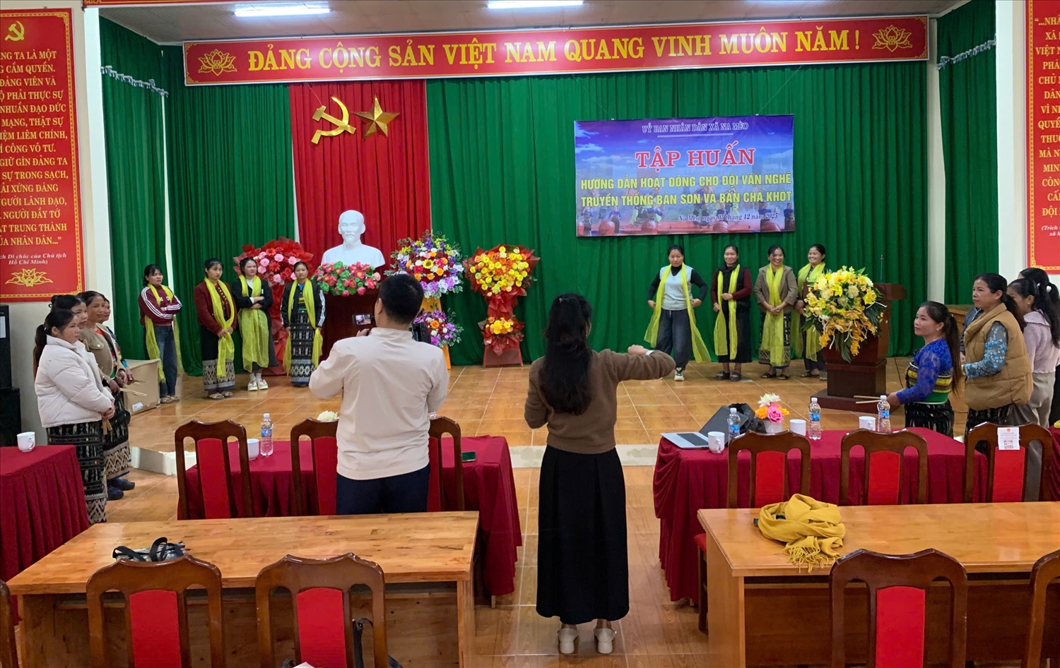 Sáng 05/12, xã Na Mèo tổ chức lớp tập huấn đội văn nghệ truyền thống với sự tham gia của 60 học viên và đại diện lãnh đạo địa phương.