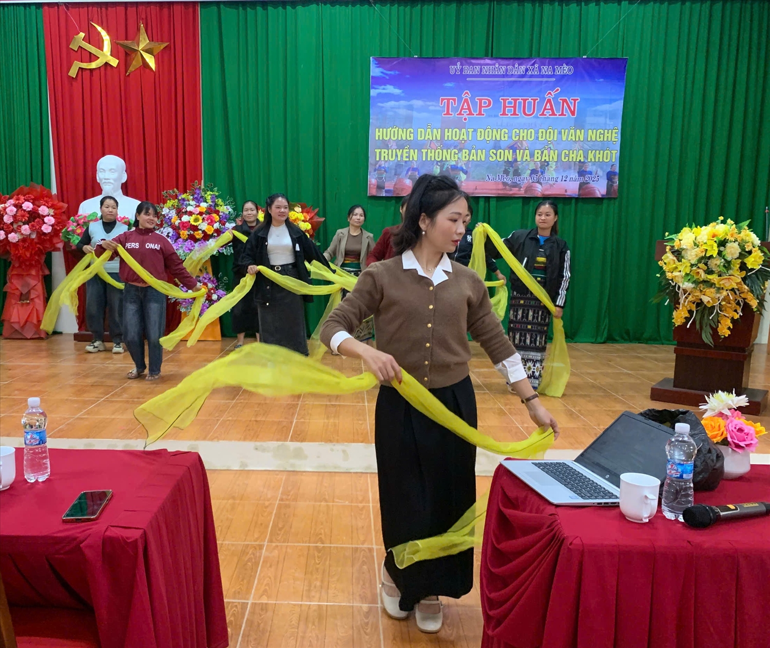 Các học viên được nghệ nhân hướng dẫn dân ca, dân vũ và phương pháp duy trì hoạt động đội văn nghệ tại cơ sở.