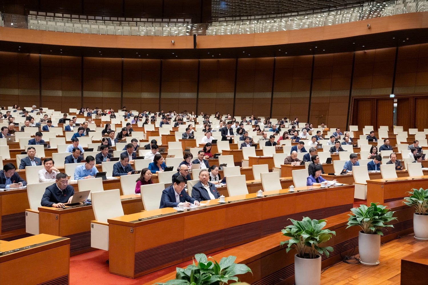 Quốc hội thảo luận ở hội trường về chủ trương đầu tư Chương trình MTQG về nông thôn mới, giảm nghèo bền vững, phát triển kinh tế - xã hội vùng đồng bào DTTS và miền núi đến năm 2035. Ảnh: Quốc hội 