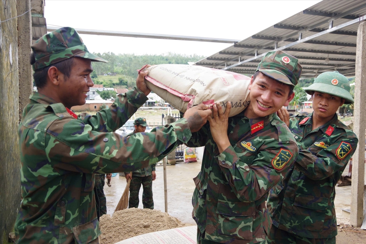 Với tinh thần “Ở đâu Nhân dân khó, ở đó có bộ đội”, Quân khu 5 thần tốc xây dựng lại nhà ở cho người dân vùng lũ (Ảnh minh họa).