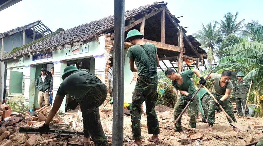Lực lượng quân đội xây dựng lại nhà ở cho người dân vùng lũ (Ảnh minh họa).