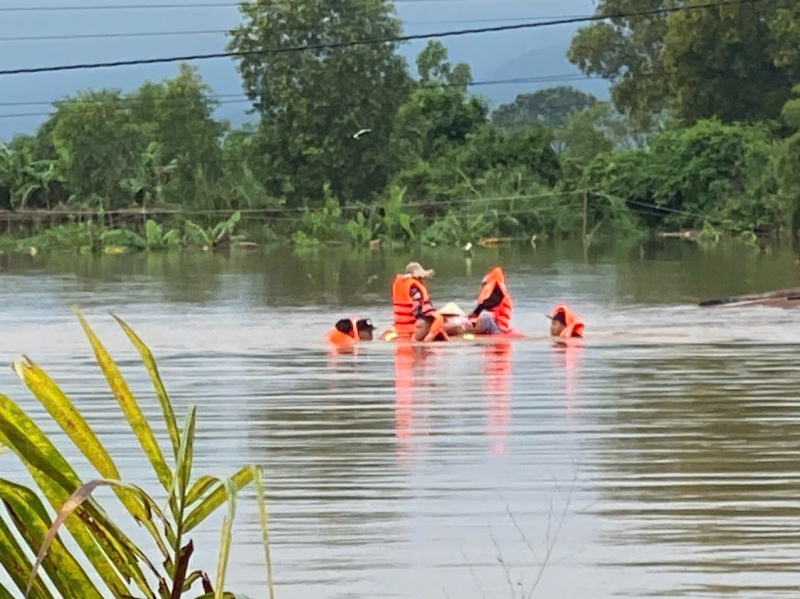 Tại xã Liên Hương, tỉnh Lâm Đồng, có khoảng 1.000 căn nhà của người dân bị nước lũ bủa vây. 