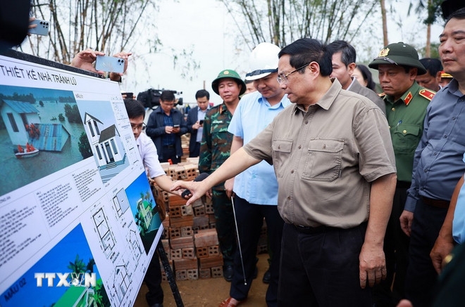 Thủ tướng Chính phủ Phạm Minh Chính thăm vùng ngập nước hoàn toàn tại thôn Phú Hữu, xã Hòa Thịnh, tỉnh Đắk Lắk ngày 29/11 và nghe báo cáo về phương án xây dựng nhà tránh lũ cho bà con, Nhân dân vùng lũ. (Ảnh: Dương Giang)