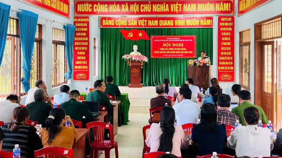 Báo cáo viên phổ biến thông tin đến các đại biểu