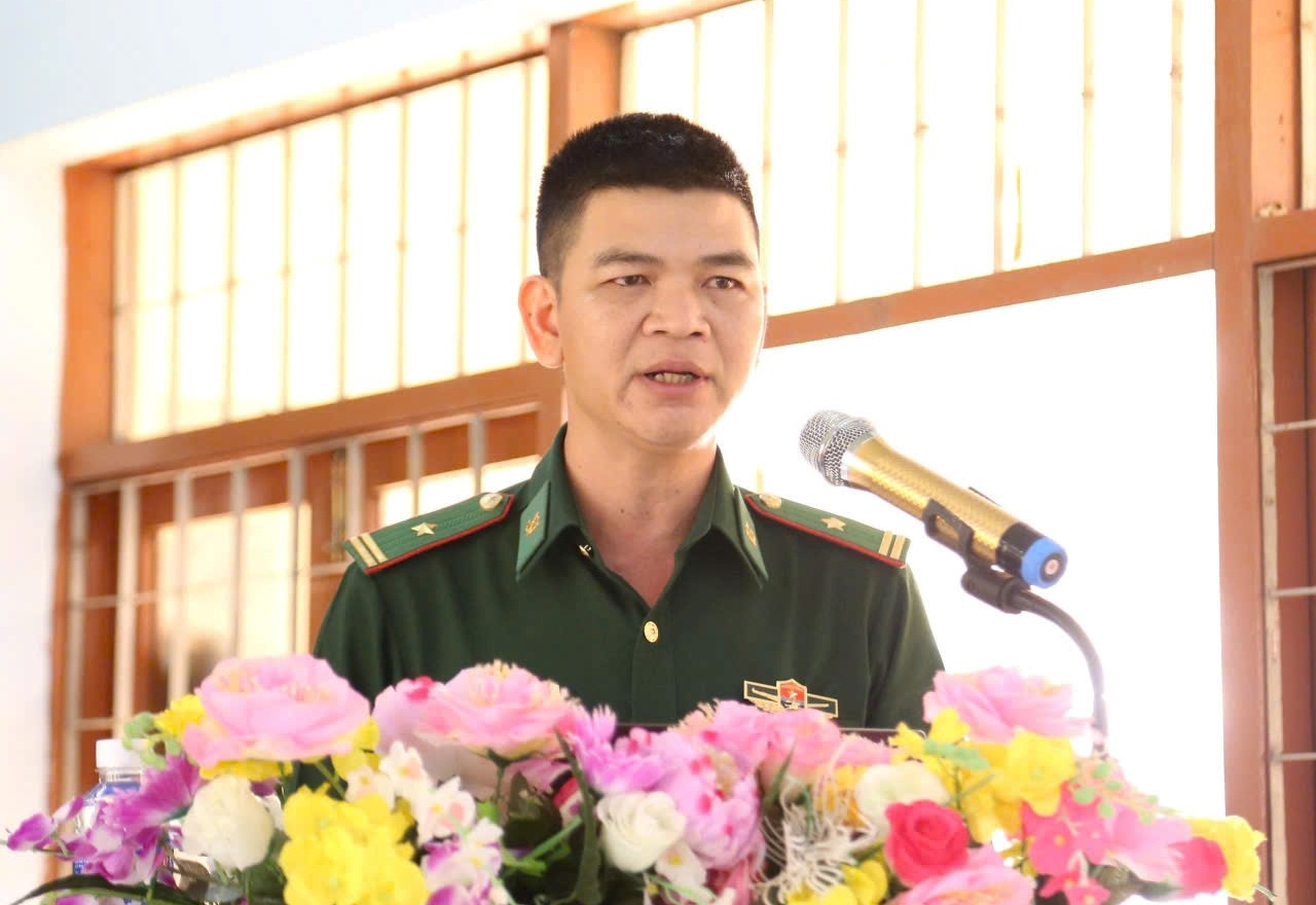 Báo cáo viên trình bày một số nội dung cơ bản về hội nhập quốc tế, đối ngoại quốc phòng trong tình hình mới