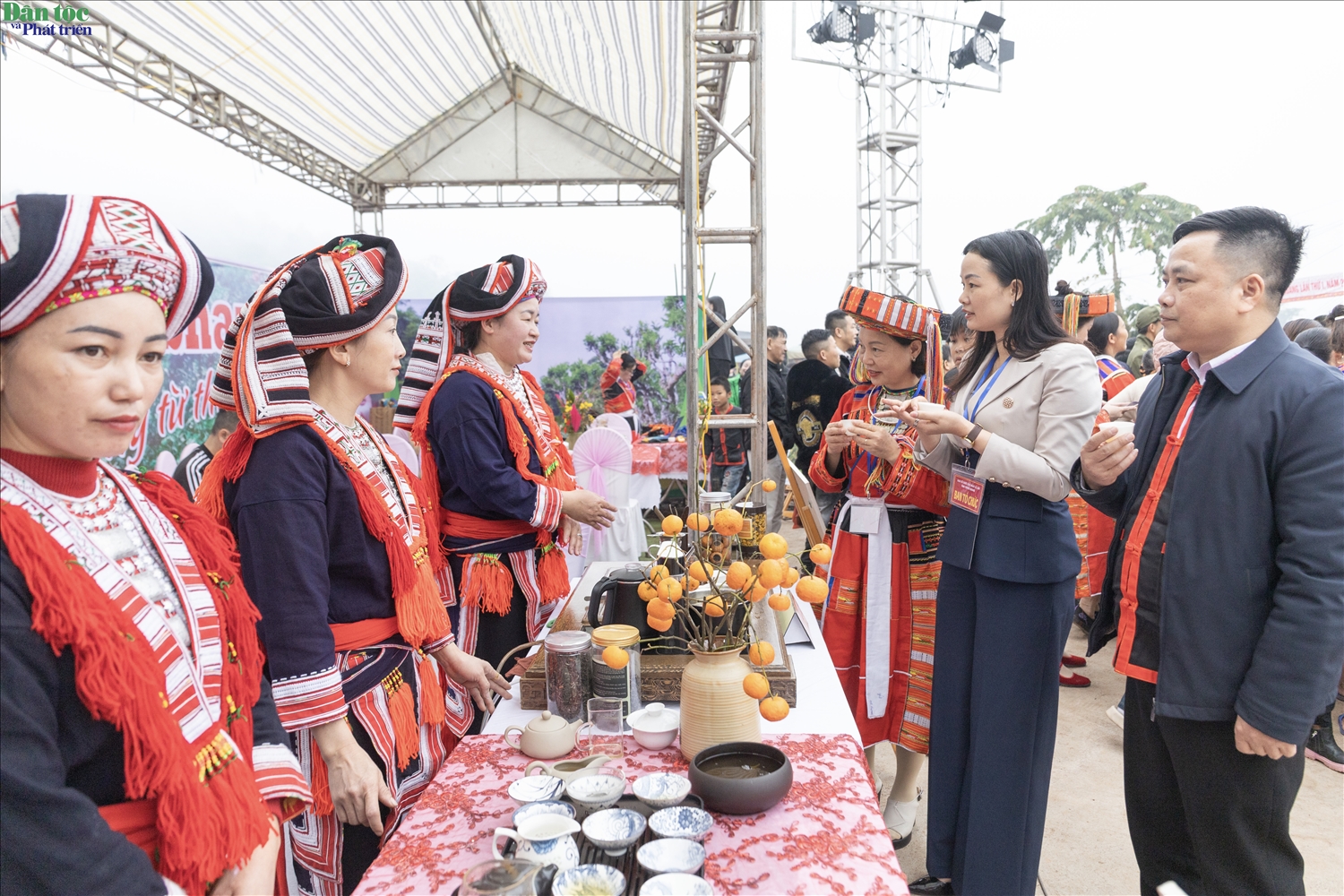 Phó Giám đốc Sở Văn hóa, Thể thao và Du lịch tỉnh Tuyên Quang (vị trí trung tâm) tham quan các gian hàng trưng bày sản phẩm thủ công truyền thống và nông sản địa phương của cộng đồng các dân tộc Tân Trịnh