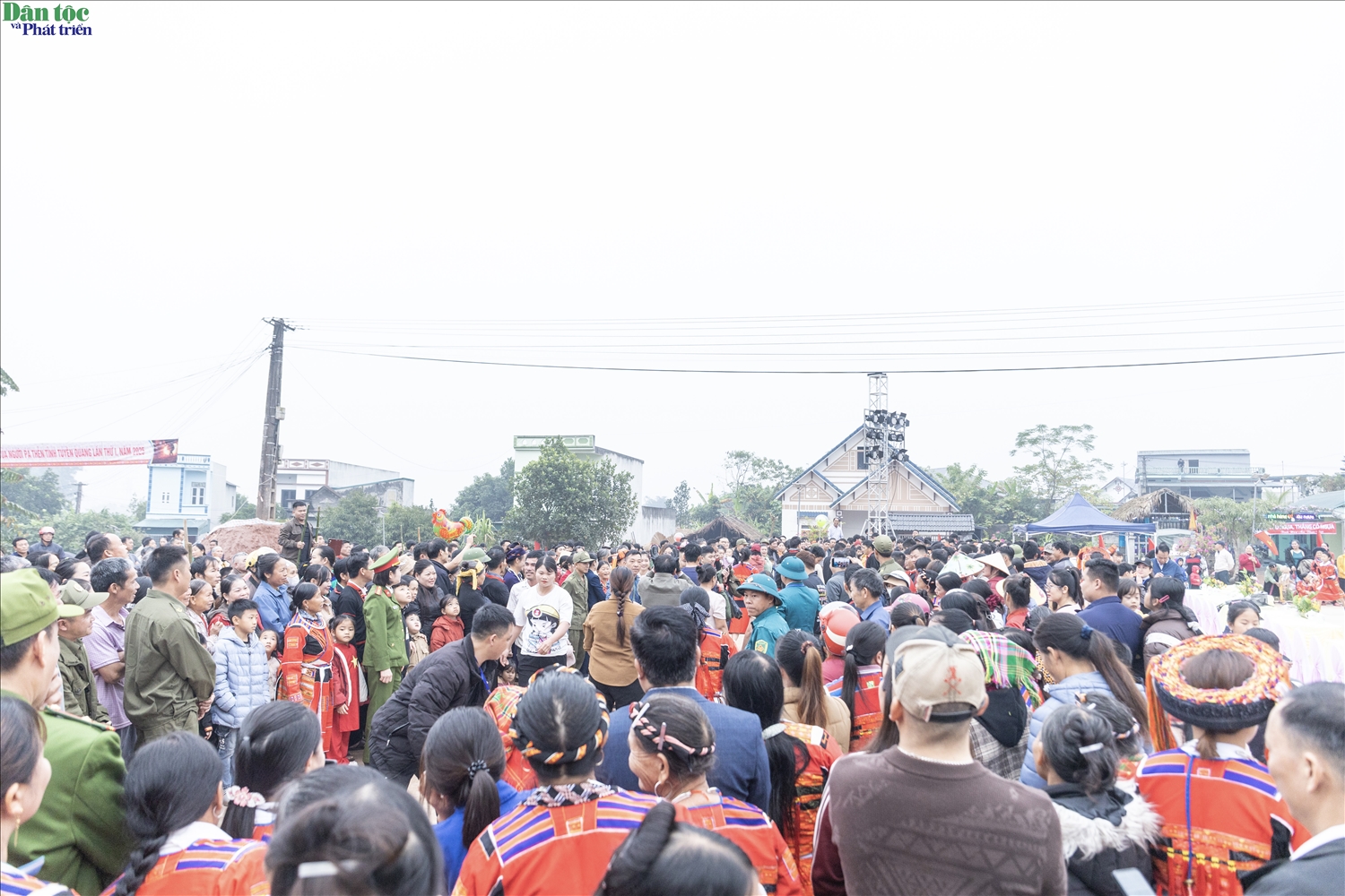 Ngay từ sáng sớm 5/12, hàng ngàn lượt du khách và nhân dân địa phương đã có mặt tại thôn My Bắc, xã Tân Trịnh để cùng tham gia cổ vũ cho các đội thi