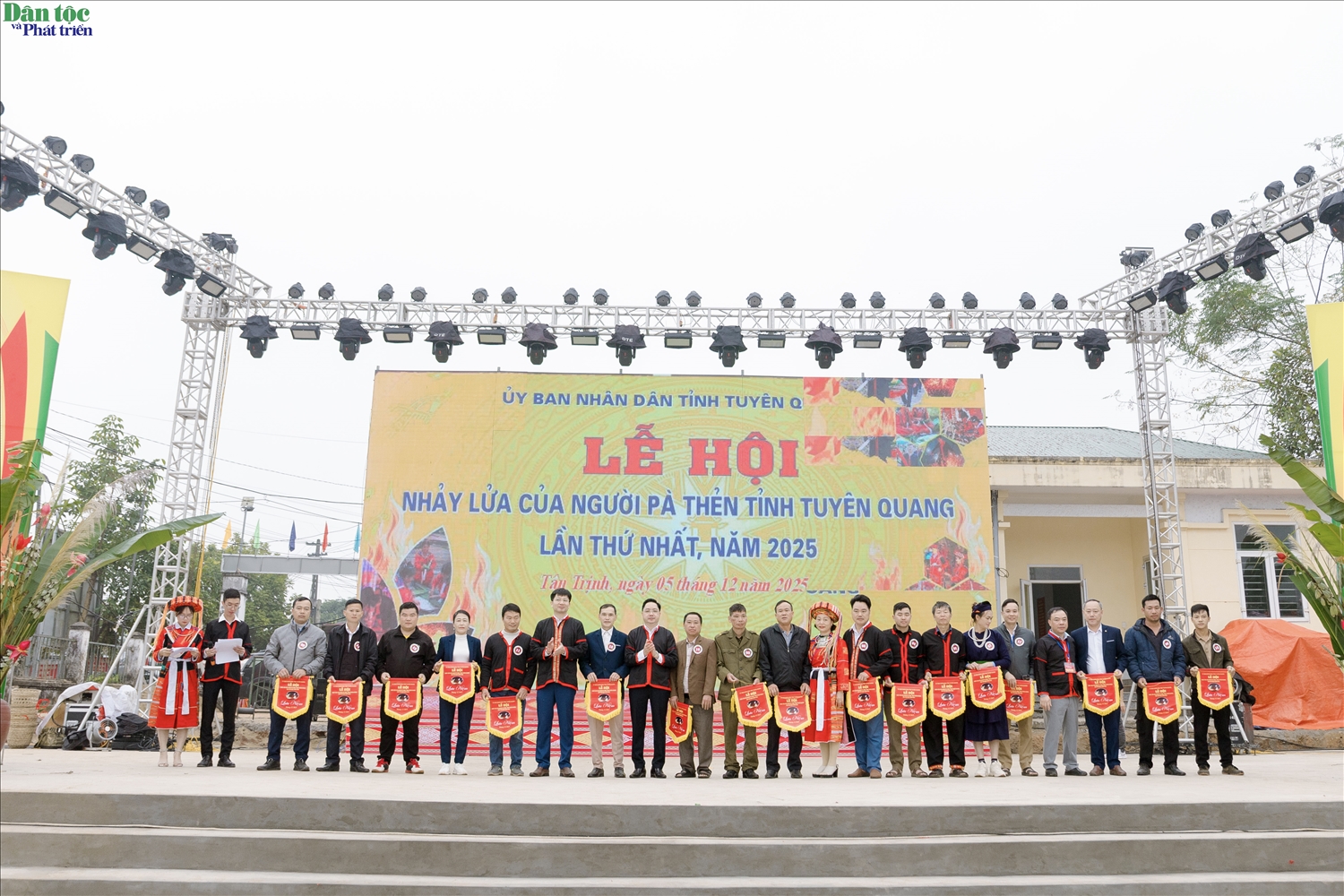 Chính quyền địa phương trao tặng cờ lưu niệm cho các đội thi