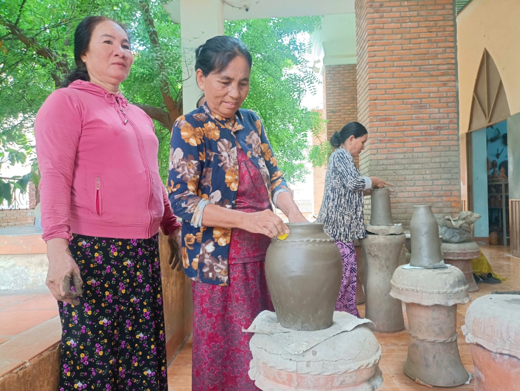 Cho đến ngày nay, người Chăm vẫn làm gốm theo phương pháp cổ truyền hoàn bằng tay, không có khuôn mẫu. (Ảnh: T.N)