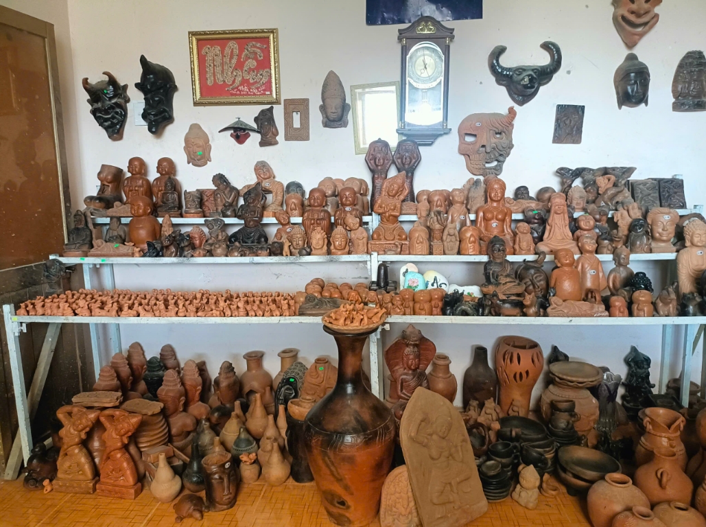 Vì được làm bằng tay, không theo khuôn mẫu nên sản phẩm gốm Chăm rất phong phú, đa dạng và độc đáo. (Ảnh: T.N)