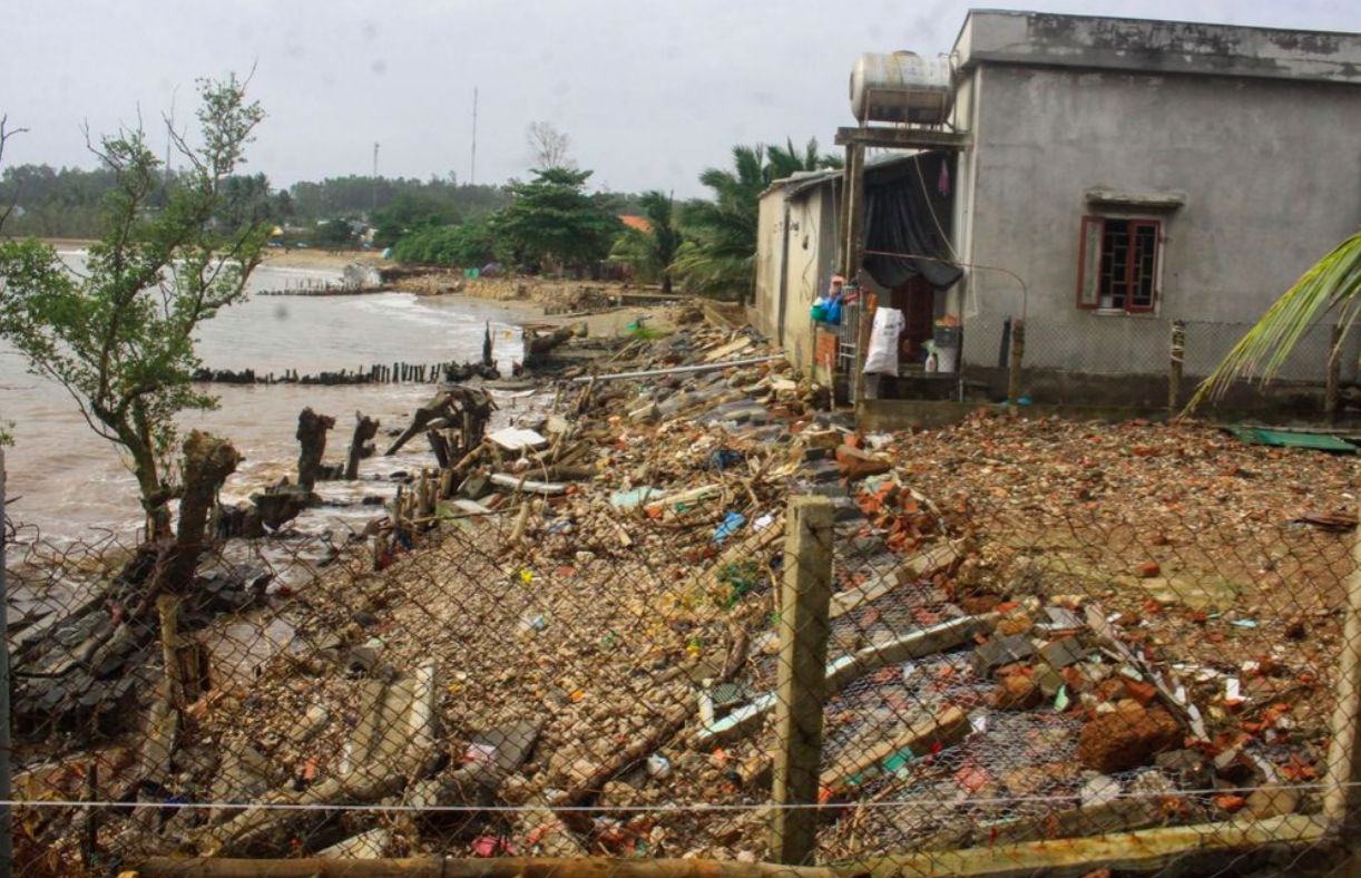 Tình trạng sạt lở bờ biển thôn An Hải ngày càng nghiêm trọng, nhiều đoạn đã gần sát vách nhà dân. (Ảnh: N.T)