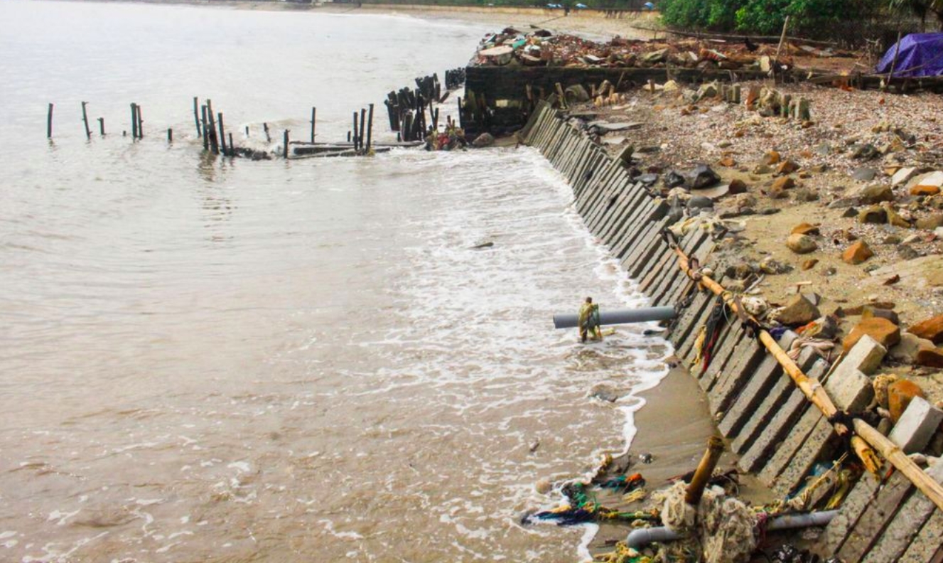 Để giữ đất, giữ nhà người dân đã tự bỏ tiền ra để xây kè nhưng trước sức mạnh của sóng biển, kè cũng không chống nổi. (Ảnh: N.T)