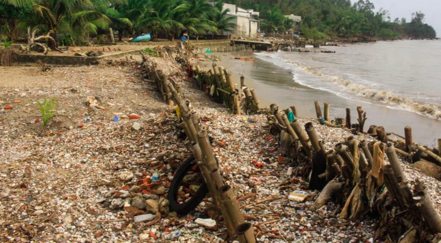 Sóng đánh dạt hết bê tông chỉ còn lại những cọc tre chổng cho trên bờ biển thôn An Hải. (Ảnh: N.T)