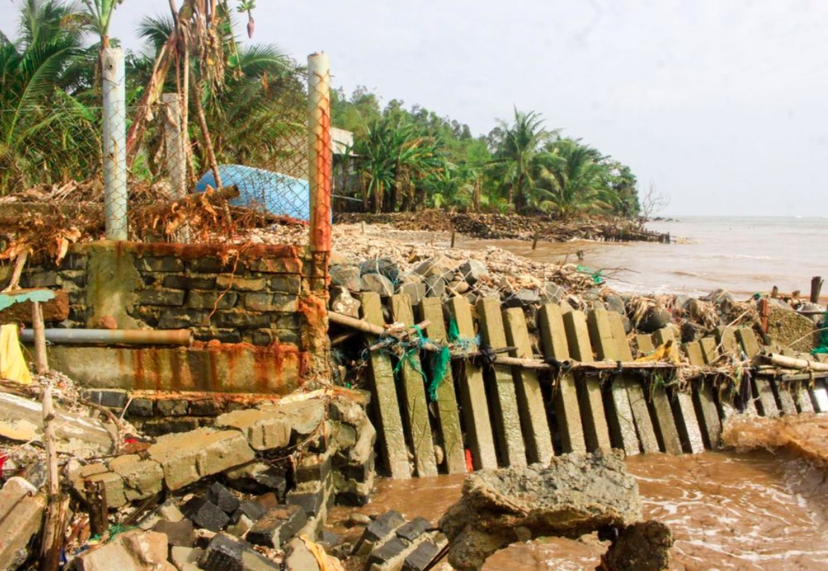 Những đoạn kè tạm bợ do người dân tự làm không thể chóng lại sức mạnh của sóng biển. (Ảnh: N.T)