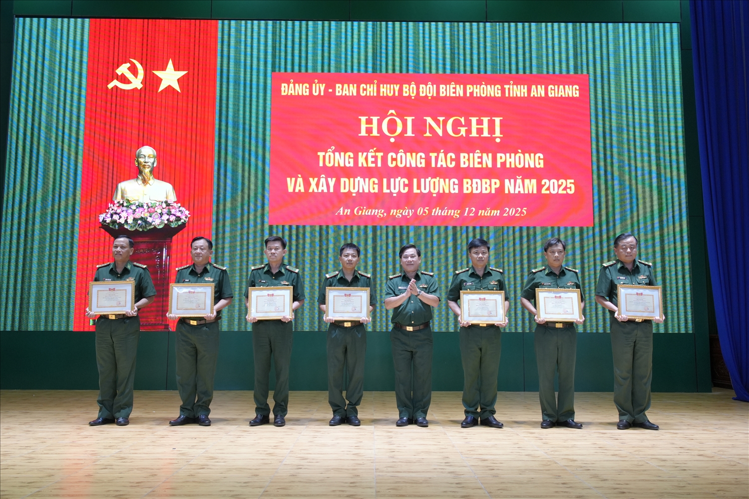 Đại tá Nguyễn Văn Hiệp, Phó Chính ủy Bộ chỉ huy quân sự, Chính ủy Ban chỉ huy BĐBP tỉnh An Giang, trao danh hiệu đơn vị Quyết thắng năm 2025 của Bộ tư lệnh cho các đơn vị tiêu biểu. (Ảnh: Tiến Vinh)