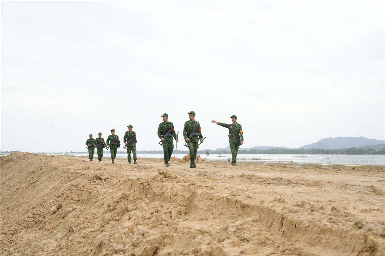 Cán bộ, chiến sĩ đồn Biên phòng cửa khẩu Quốc tế Tịnh Biên tuần tra bảo vệ biên giới.