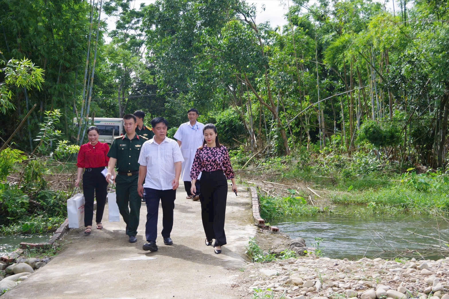 Cán bộ Trung đoàn 43 cùng chính quyền xã Quảng Đức đi vận động, động viên người dân tham gia lớp học đầy đủ