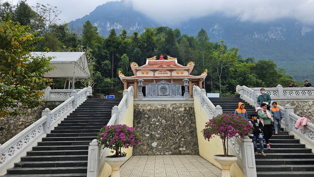Đền thờ Tư Mã Hai Đào là một trong những điểm nhấn văn hóa – lịch sử – sinh thái độc đáo, góp phần tạo sức hút cho du lịch Sơn Thủy.