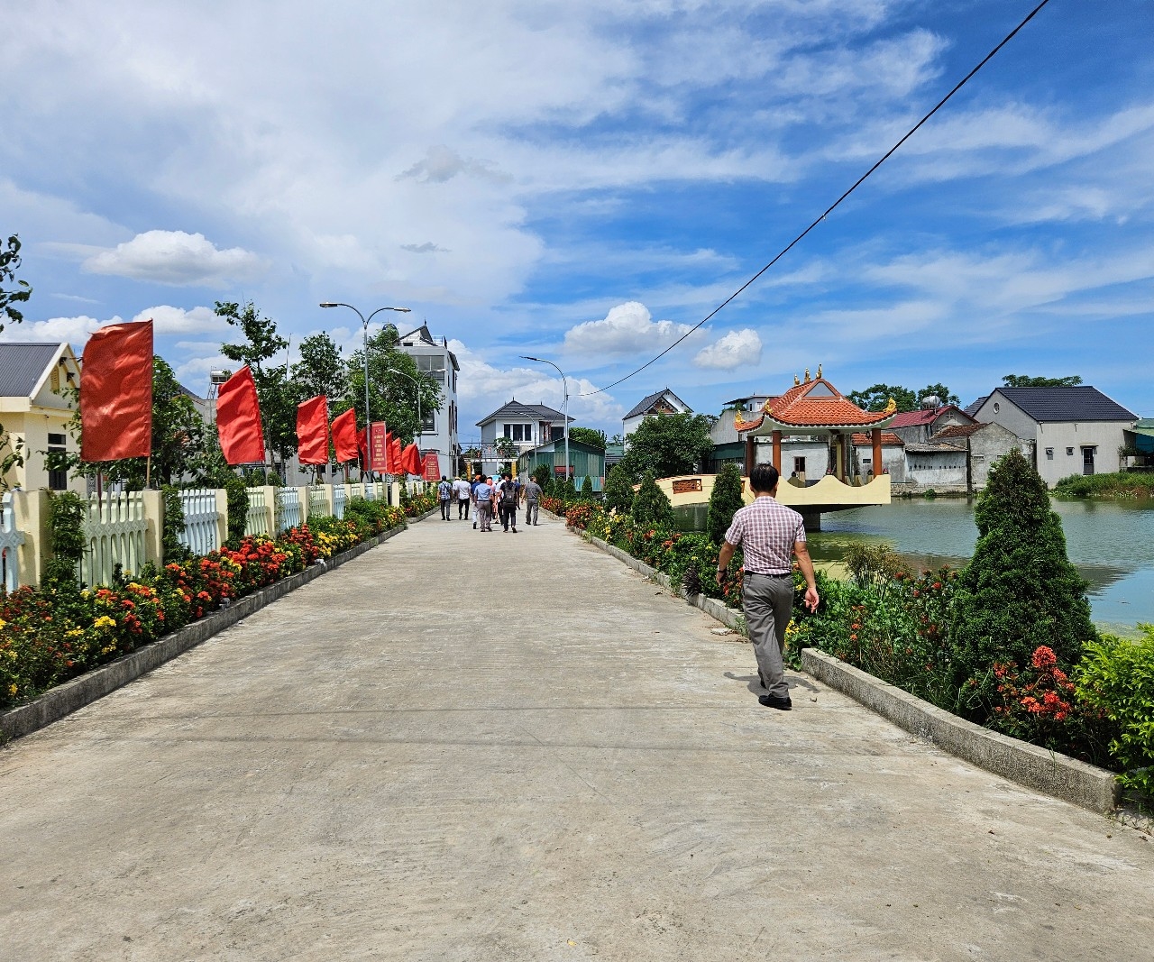 Diện mạo nông thôn mới khởi sắc tại Thanh Hóa với đường giao thông khang trang, môi trường sáng – xanh – sạch – đẹp.(ảnh Quỳnh Trâm)