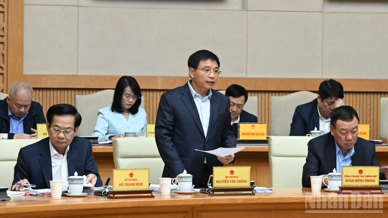 Bộ trưởng Tài chính Nguyễn Văn Thắng báo cáo tại Phiên họp. (Ảnh: Trần Hải) 