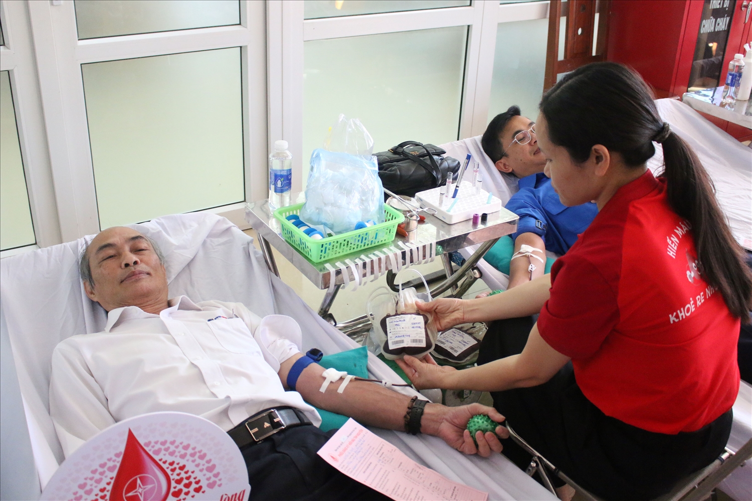 Lãnh đạo Công ty Điện lực Quảng Ngãi tham gia hiến máu tại chương trình Tuần lễ hồng EVN lần thứ XI năm 2025. (Ảnh: Ngọc Chí)