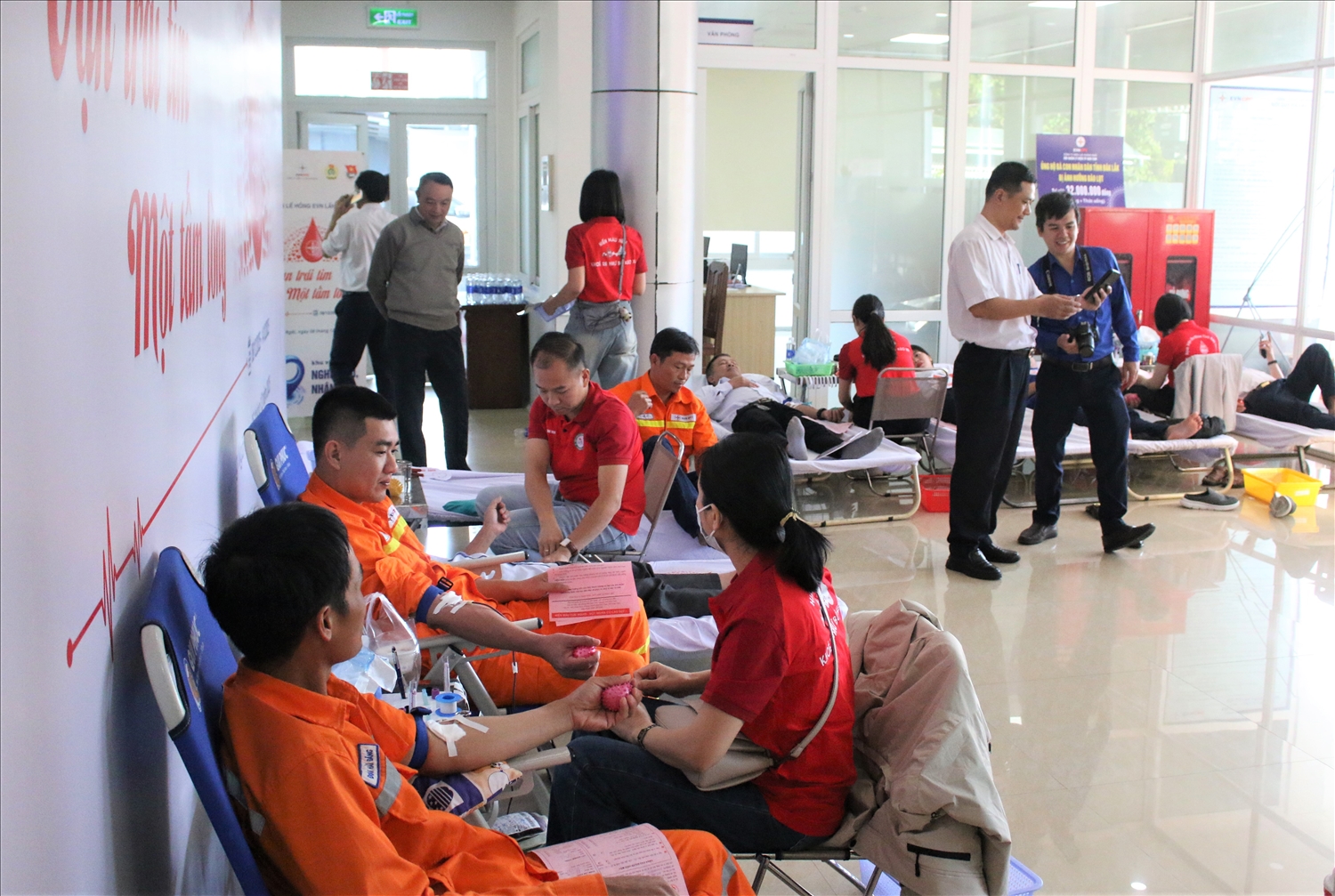 Đông đảo cán bộ, công nhân viên Công ty Điện lực Quảng Ngãi tham gia hiến máu. (Ảnh: Ngọc Chí)
