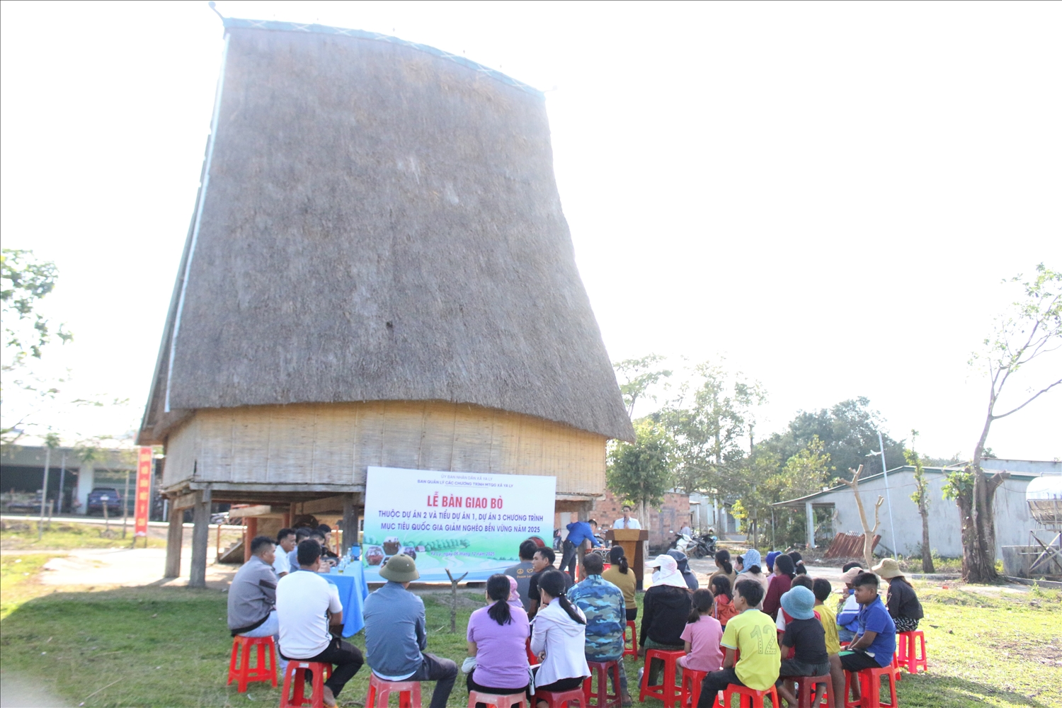 Xã Ya Ly tổ chức bàn giao bò giống sinh sản cho các hộ đồng bào DTTS ở làng Lung. (Ảnh: Ngọc Chí)