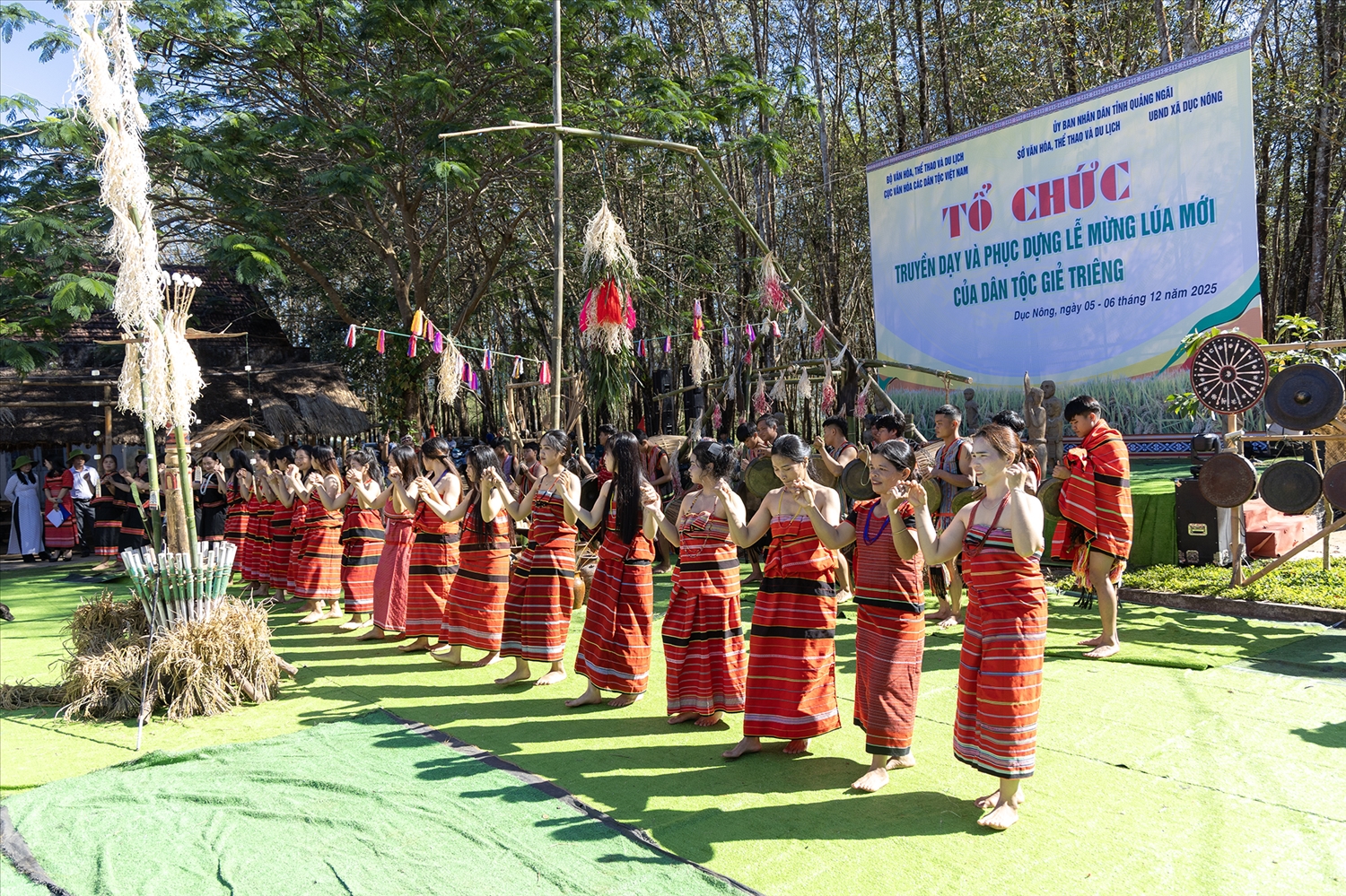 Sau phần nghi lễ thì mọi người cùng uống cần rượu, đánh cồng chiêng, múa xoang cầu mong cho năm tới, mọi người, mọi nhà có một vụ mùa bội thu. (Ảnh: Ngọc Chí)